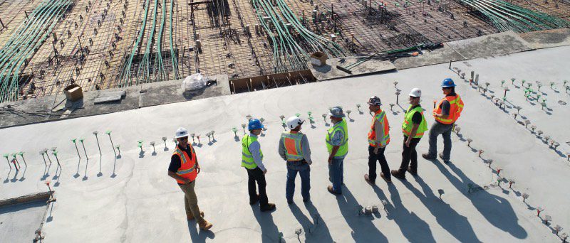 Bauarbeiter auf einer Baustelle – Sicherheit am Arbeitsplatz und mögliche Drogentests in der Schweiz