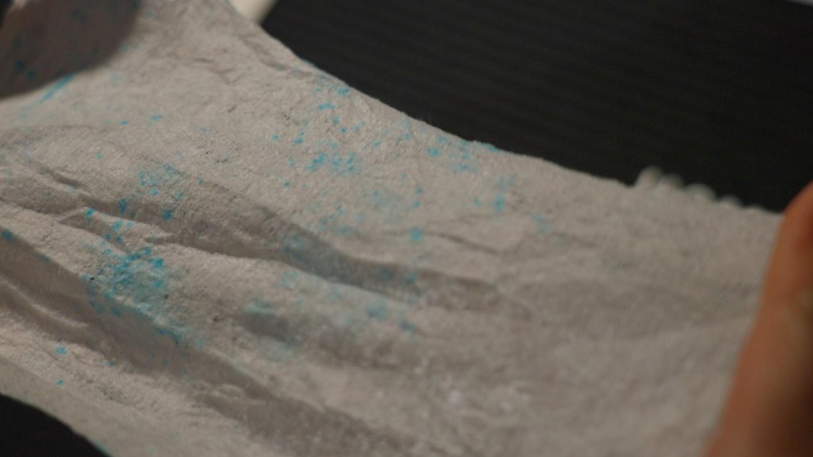 Kokain-Wischtuch mit blauer Verfärbung nach dem Abwischen einer Oberfläche – Standbild aus dem RSI-Beitrag «Patti chiari»